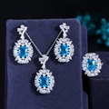 Dettaglio del set di collana, orecchini e anello in argento con zaffiro blu e zirconi - blu mare