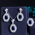 Detailopname van blauwe saffier sieradenset met ketting, oorbellen en ring op fluweel - US 6 / Saffierblauw