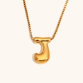 Dettaglio collana in acciaio inossidabile placcato oro 18K con ciondolo lettera J a bolla - Oro-J