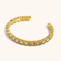 Dettaglio del bracciale placcato oro 18K con zirconi a forma di cuore incastonati - Bracciale Rigido con Cuore in Zirconi e Diamanti / Oro-Zircone Bianco