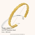 Bracciale rigido aperto in acciaio inossidabile placcato oro 18K con dettagli a costine - Bracciale Rigido a Linee Verticali Irregolari - Oro