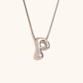 Collana minimalista color argento con ciondolo a lettera P su catenina a maglia veneziana - Colore Acciaio-P