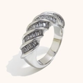 Anillo trenzado estilo croissant para mujer en plata con circonitas corte baguette - US 6 / Color acero