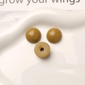 Gros plan de boutons en résine vert olive brillants pour bijoux DIY et vêtements - Jaune