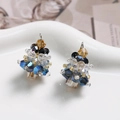 Macro-opname van handgemaakte kristallen kerstboomhangers voor feestelijke sieraden - Zwart Blauwe Kerstboom