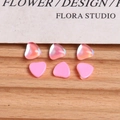 Makroaufnahme von irisierenden und pastellrosa Herz-Resin-Anhängern für Nagelkunst und DIY - 1 Stück / Rosa