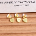 Detailansicht der Mini-Aurora-Herzperlen für DIY-Schmuck und Nagelkunst - 1 Stück / Gelb