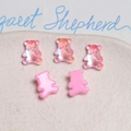 Detailaufnahme von 5 mini irisierenden und rosa Bären-Anhängern für DIY-Nagelkunst - 1 Stück / Rosenrot