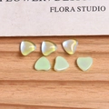Makroaufnahme von 6 schillernden Aurora-Glasherzen auf Holztablett für DIY-Nailart - 1 Stück / Grün