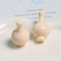 Dettaglio di ciondoli in resina bianco crema per gioielli DIY con finitura lucida - Vaso Grande
