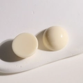 Gros plan de cabochons ronds en résine crème avec une finition lisse et polie - 1 Pièce / Blanc Cassé