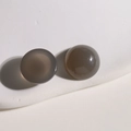 Détail macro de perles en résine gris fumé translucide avec finition polie pour bijoux - 1 Pièce / Gris Gelée