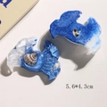 Detaillierter blau-weißer Muschel-Charm aus Harz für DIY Haarschmuck oder Schuhe - Krebs