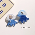 Detailansicht der blau verlaufenden Quallen-Harzanhänger mit Muscheln für DIY-Handwerk - Qualle