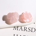 Nahaufnahme von rosa Perlglanz-Resin-Blumen-Accessoires mit feiner Rosenblüten-Textur - Rosa
