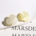 Vue détaillée de fleurs en résine nacrée et trèfles pour accessoires de bijoux - Beige