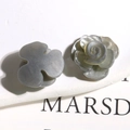 Makrofoto von rauchgrauen Kamelien- und Rosenblüten-Anhängern aus Acryl für DIY-Ohrringe - Grau