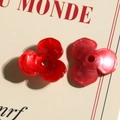 Dettaglio macro di ciondoli a tulipano in acrilico rosso con finiture lucide e perlate - 1 Pezzo / Rosso