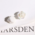 Vue macro de breloques roses en résine irisée pour bijoux DIY et projets créatifs - Blanc