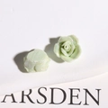 Détail de breloque rose en résine vert clair nacré avec dos plat pour bijoux artisanaux - Vert