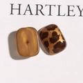 Gros plan sur les breloques en acrylique léopard pailleté et ambre pour la création de bijoux - Grand Rectangle