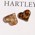 Macro-opname van hartvormige acryl luipaardprint bedeltjes met gouden glitters voor sieraden - Hart Stijl 2