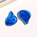 Makroaufnahme von dunkelblauen Harzanhängern mit Silberfolie für DIY-Schmuck - Unregelmäßiger Linker Stil