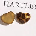 Macro-opname van glitter amber en luipaard acryl hart bedeltjes voor DIY sieraden - Hartstijl Nr. 3