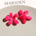 Primer plano de dijes de flores de resina rosa fucsia con textura de purpurina perlada - Rosa Rojo