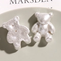 Macro di una perla a forma di orso in resina bianco perla con finitura lucida per DIY - Orso