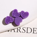 Detail van paarse hars hart bedeltjes met getextureerde en gladde afwerkingen voor DIY - Paars