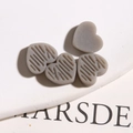 Detailweergave van grijze hars hartbedeltjes met textuur voor DIY sieraden maken hobby - Grijs
