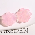 Makroaufnahme von hellrosa Kirschblüten-Resin-Charms mit schimmerndem Glitzer-Finish - Klares Rosa
