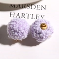 Dettaglio di pompon viola peluche con gambo in metallo per creazione gioielli - Viola