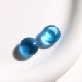 Foto macro de dos cuentas redondas de resina azul translúcida con acabado de vidrio - 1 Pieza / Azul marino