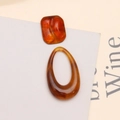 Detailaufnahme von Vintage-Resin-Anhängern für DIY-Ohrring-Schmuckherstellung - Bernstein Quadrat und Tropfen