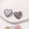 Dettaglio macro di accessori fai-da-te a forma di cuore con texture serpente grigia e specchio - Stile Cuore in Pelle Motivo Serpente/Coccodrillo / Grigio Argento