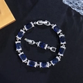 Elegante bracciale in argento con zirconi blu reale quadrati e dettagli in diamanti - Blu zaffiro