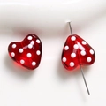 Vista macro di perla in vetro a cuore rosso con pois bianchi per creazione di gioielli - Cuore Rosso a Pois (Un Pezzo) / Rosso