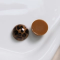 Detailopname van luipaardprint hars cabochons met weergave van voorkant en platte rug - Rond / Donkere Koffie