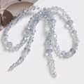 Détail de chaîne en perles de cristal bleu clair facetté pour accessoires DIY sur blanc - Bleu gris