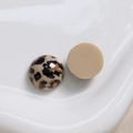 Detail van hars cabochons met luipaardprint en glanzende afwerking voor DIY sieraden maken - Rond / Wit Koffie