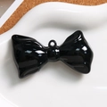 Vue macro d'un pendentif nœud noir brillant avec trou de suspension pour bijoux DIY - Noir