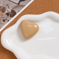 Détail macro du charm en forme de cœur résine kaki brillant pour bijoux DIY - Café Brillant