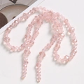 Vue macro de la chaîne de perles en cristal rose clair pour création de bijoux DIY - Rose
