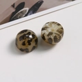 Nahaufnahme glänzender Acrylperlen mit Leopardenmuster und Löchern für DIY-Schmuck - 1 Stück / Gebrochenes Weiß