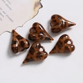 Vue détaillée de 5 pendentifs cœurs léopard en résine pour la création de bijoux DIY - Marron café