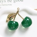 Detailaufnahme der Kirsch-Anhänger mit grünem Glitzer und goldenen Metallblättern - Green Glossy Stem