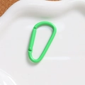 Dettaglio di moschettone in lega di alluminio verde a forma di D con finitura verniciata - verde chiaro