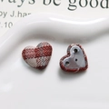 Detalle de botones de tela de cuadros rojos y marrones en forma de corazón para costura - Rojo